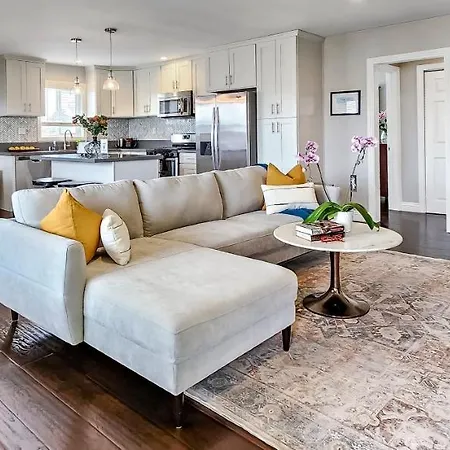 15 Mins To Venice Beach, Lax And Private Parking